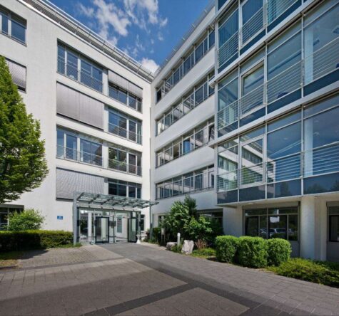 Modernes Bürogebäude im 1. OG