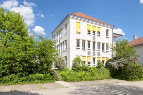 Modernes Bürogebäude EG