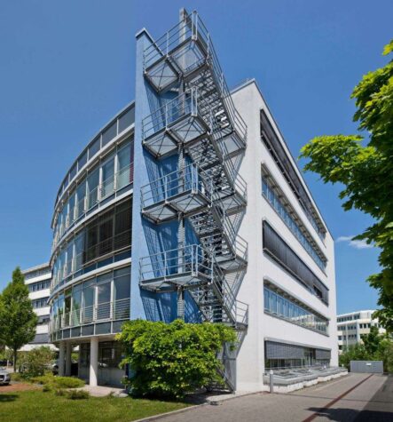 Modernes Bürogebäude im EG
